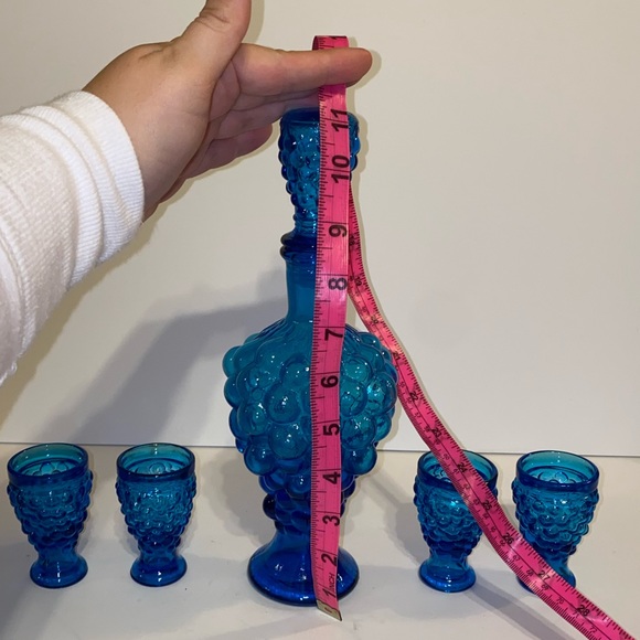 Vintage blue grape glass decanter and shot glass set - Picture 6 of 6